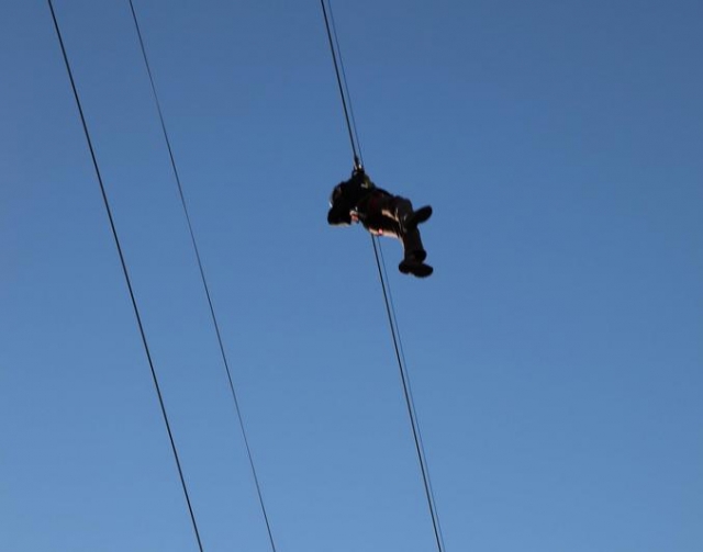 cruzando el cielo en la tirolina